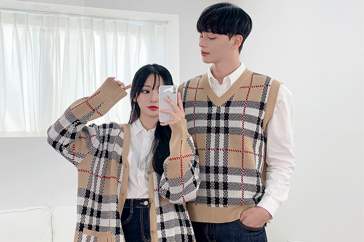 格仔紋開胸冷衫情侶裝，展現韓國時尚潮流與親密配對。