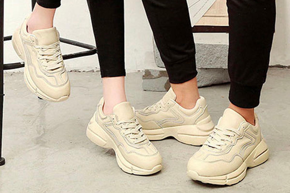 米色情侶鞋配搭，展示韓國情侶的潮流鞋款。