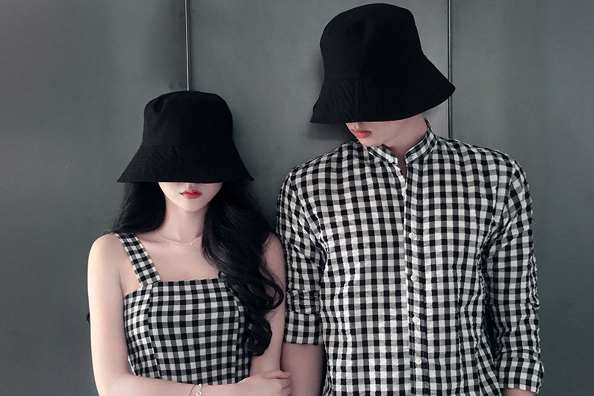 黑色漁夫帽與格紋情侶裝，韓國情侶的秋冬必備搭配。