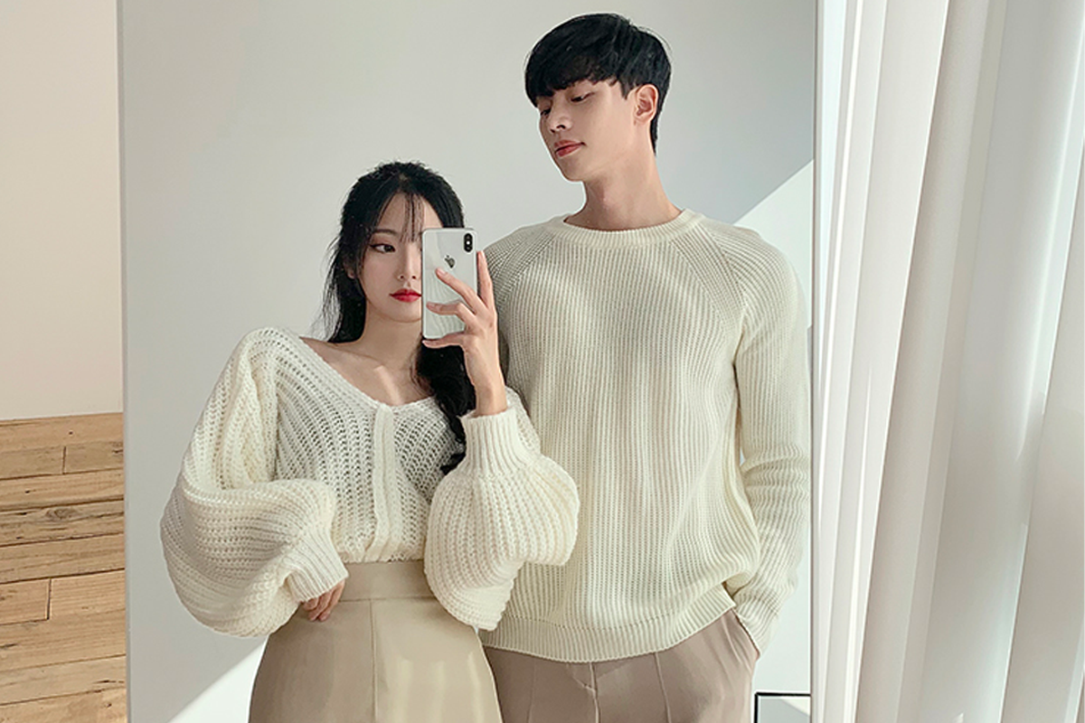 韓國情侶穿搭白色冷衫，簡約風格的最佳選擇。