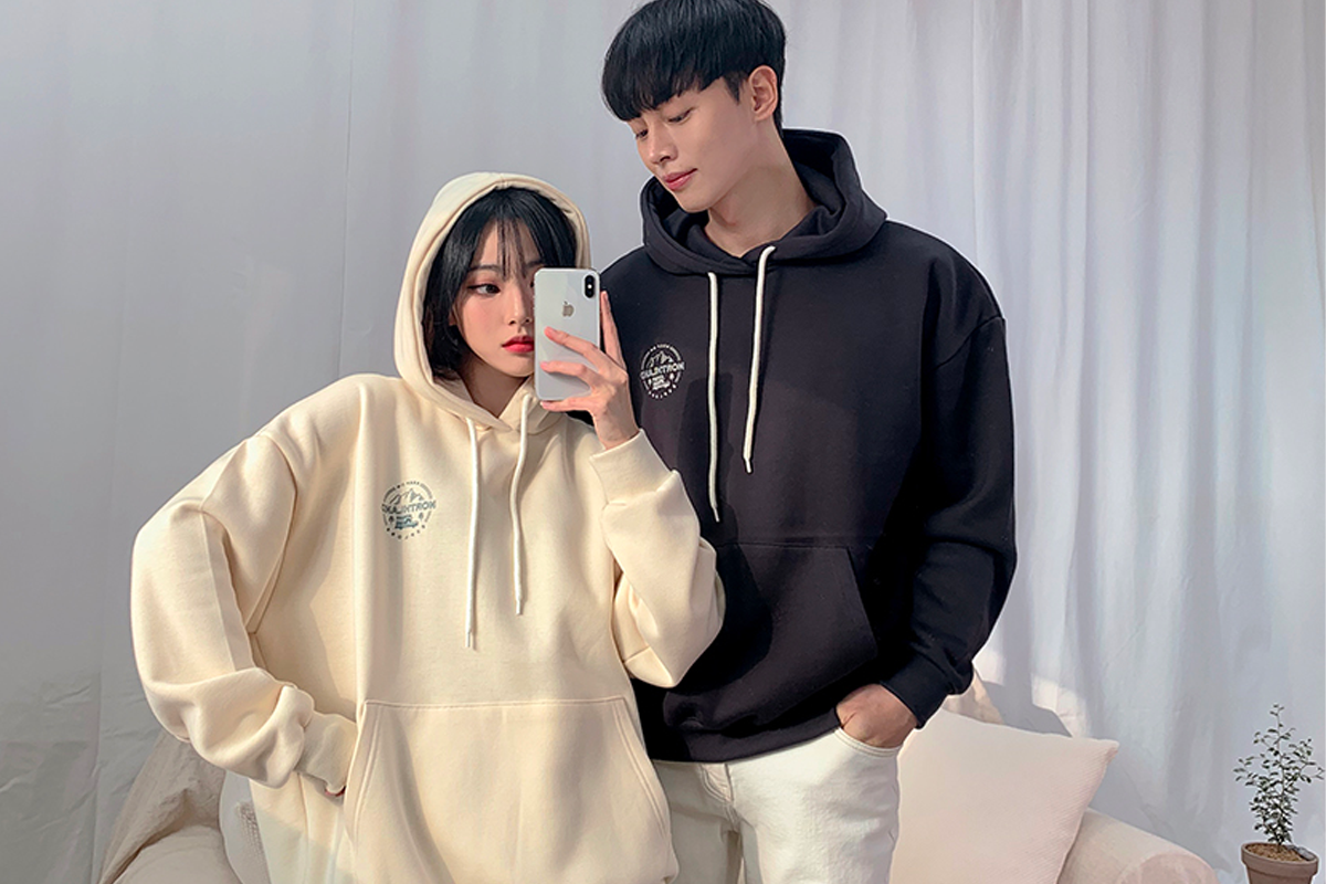 奶白色與黑色衞衣情侶裝，韓國時尚的隨性風格。