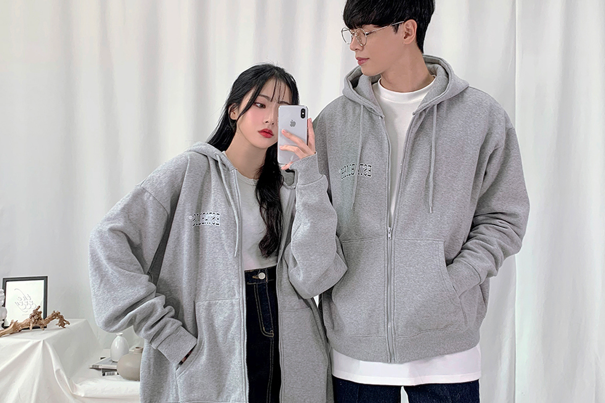 灰色拉鍊衞衣情侶裝，韓國潮流的舒適配對。