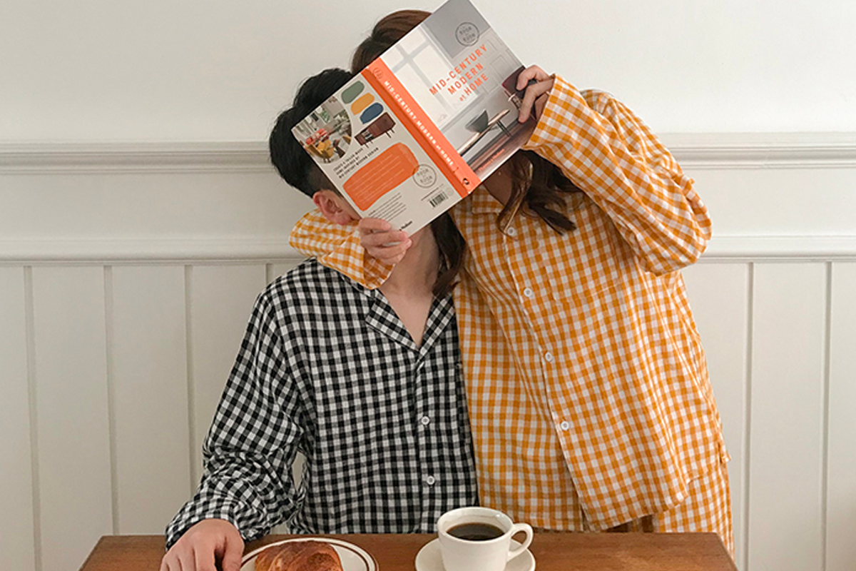 格子睡衣情侶照，展現韓國室內穿搭的可愛風格。