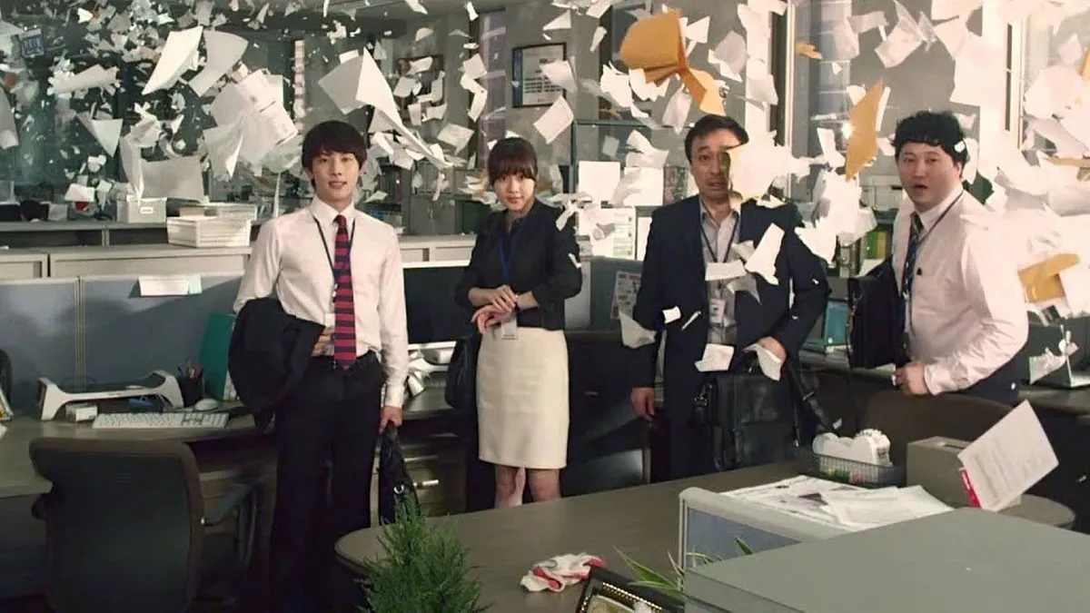 สำนักงานที่มีเอกสารกระจัดกระจาย สะท้อนถึงบรรยากาศการทำงานที่มีการแข่งขันสูงในเกาหลีใต้