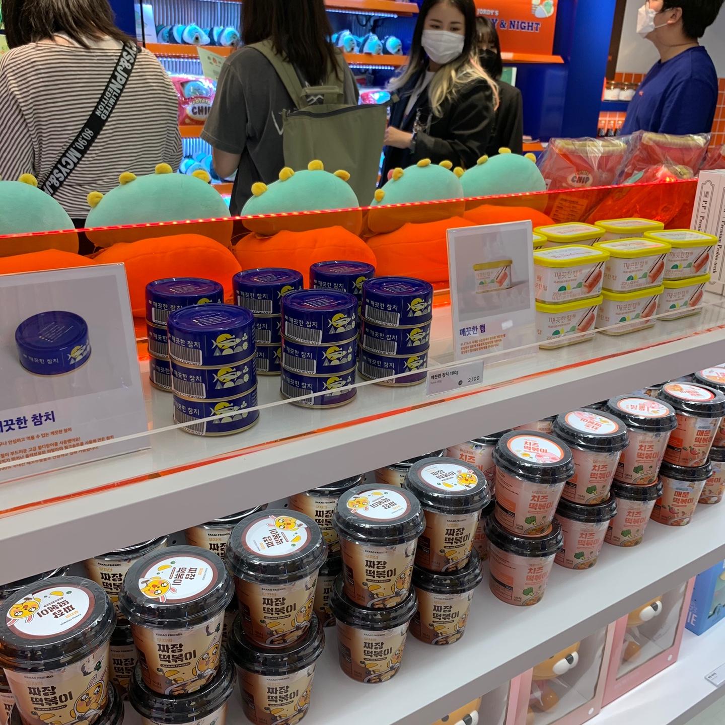 江南ninimart展示架，陳列著加上Kakao Friends印花的杯麵產品，色彩鮮艷吸引眼球。