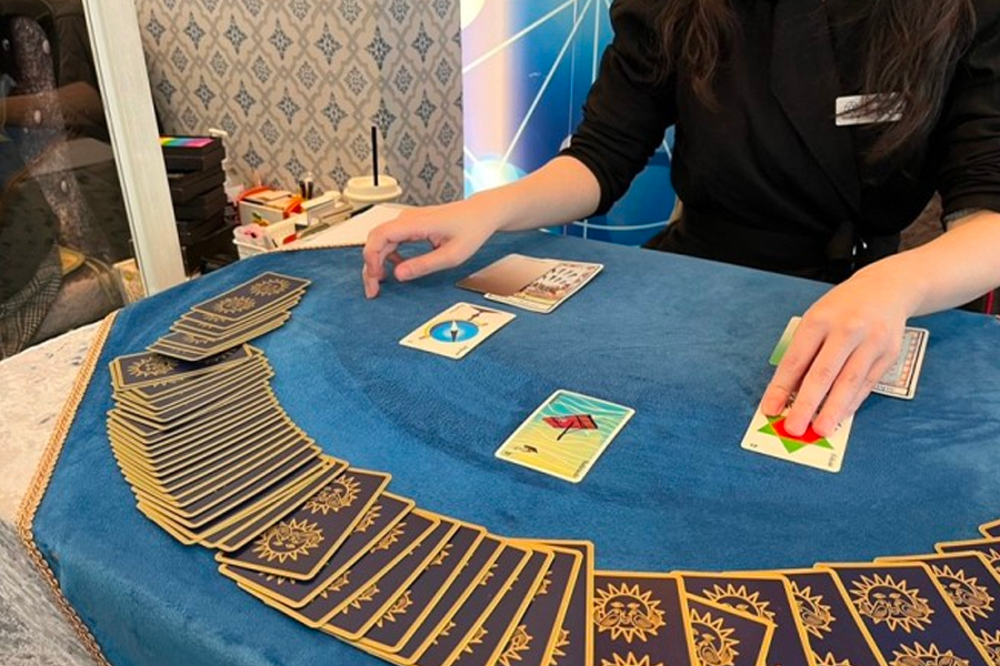 韓國人冬季訪問算命師以預測來年運勢的大眾文化。顯示一位在咖啡廳中算塔羅牌的人，桌上有一排牌卡延展開來。