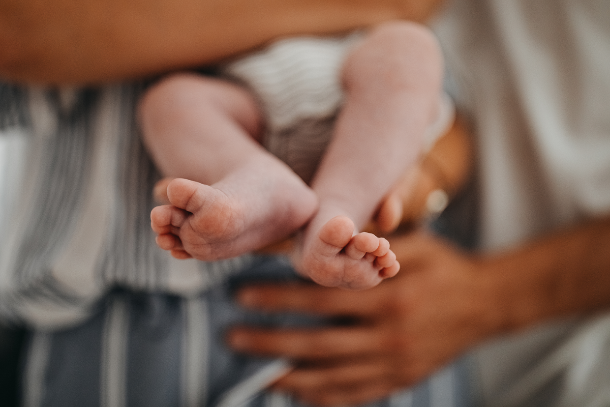 一個小孩的腳，而成人手握著，小孩的出生在韓國夢境中象徵財運。