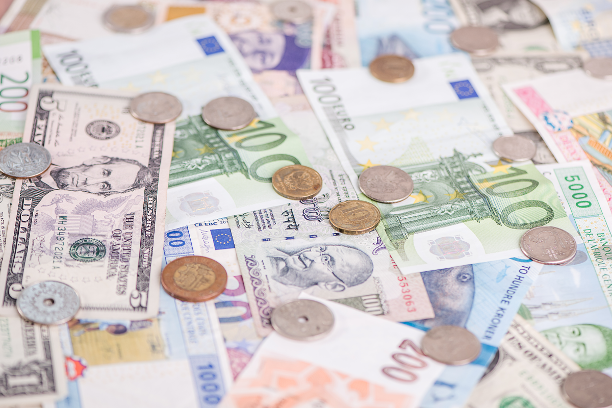 不同貨幣紙幣和硬幣的集合，象徵財富和成功的韓國夢境。