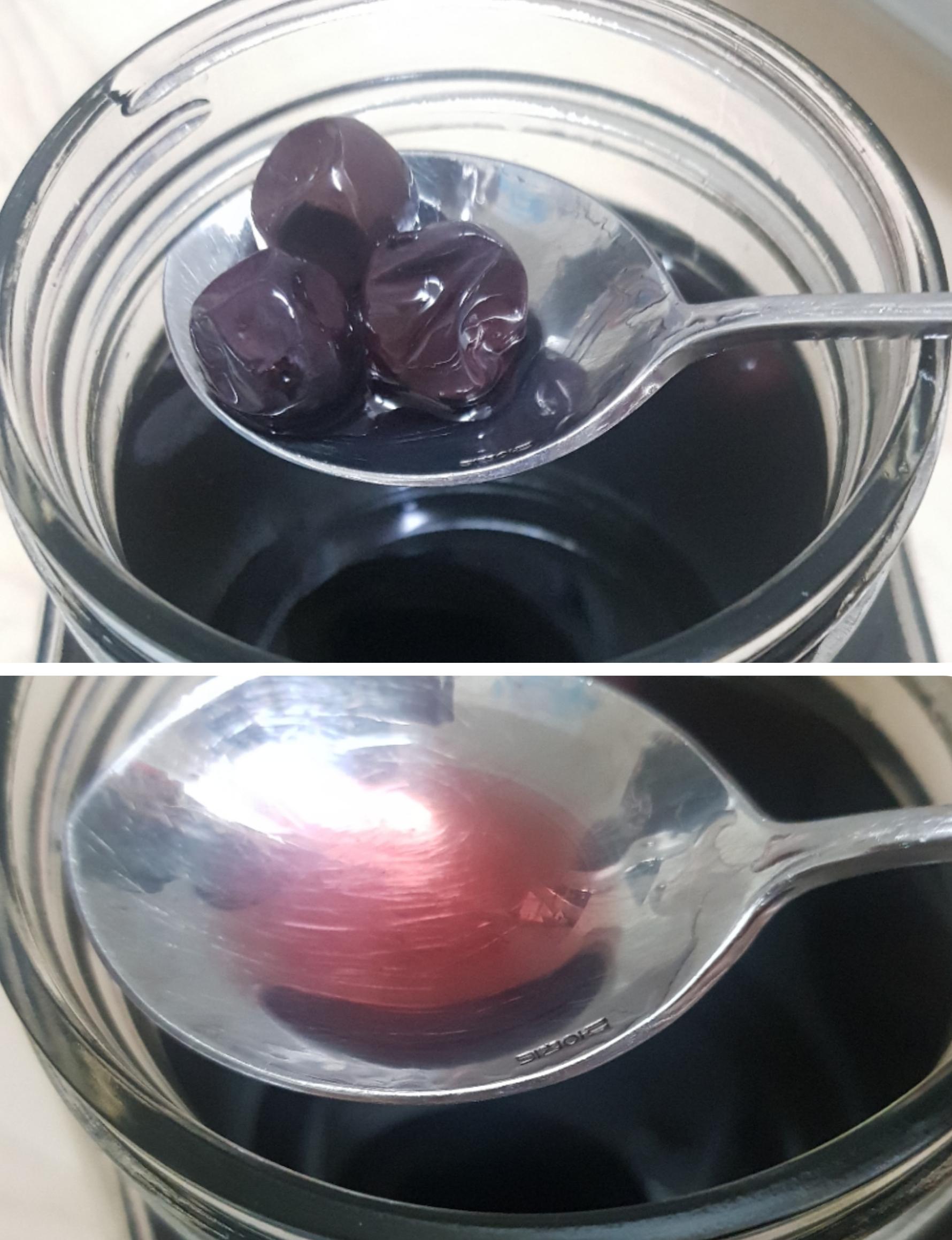 自家製葡萄酒。瓶の中に入った葡萄の実が、甘い香りとともに濃い色合いの液体に浸かっている。