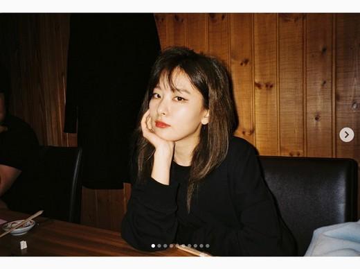 레드벨벳 슬기의 필름 카메라 사진, 복고 무드.