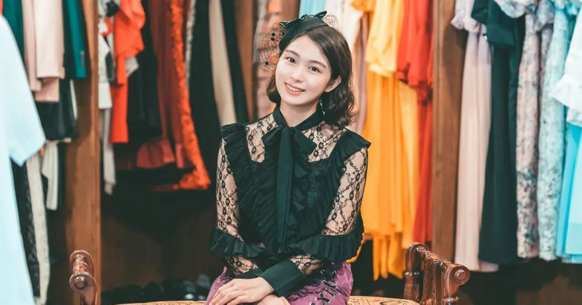 레트로 스타일의 옷을 입은 여성, 다양한 복고풍 의상.