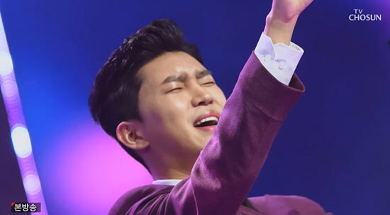 한국 전통 트로트 음악 공연의 장면, 레트로 스타일.