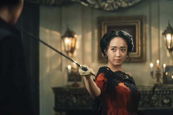 한국 복고풍 드라마의 한 장면, 20세기 초의 패션을 재현.