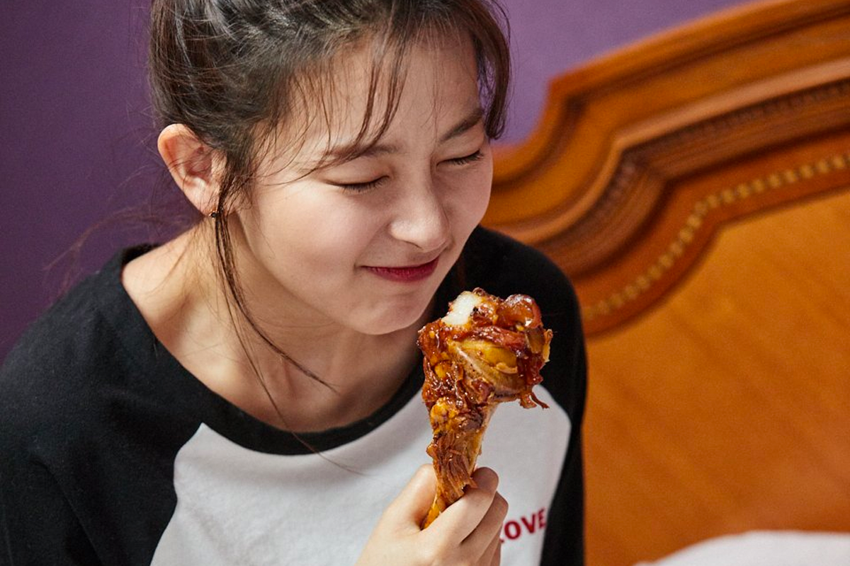 韓國傳統美食豬腳，於餐具上盛裝，旁有韓國傳統配菜裝飾