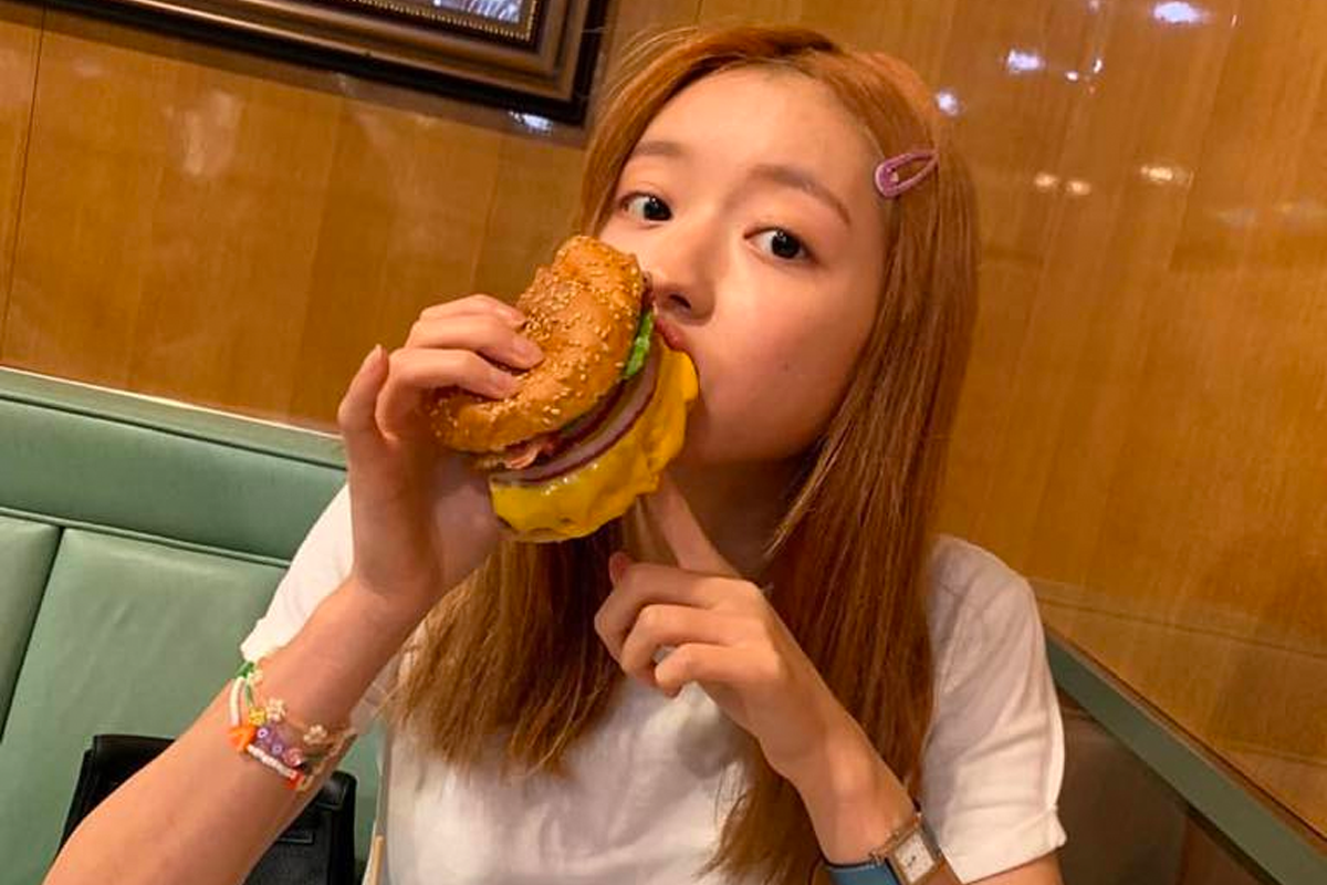 豐富多汁的芝士漢堡在用餐環境下展示