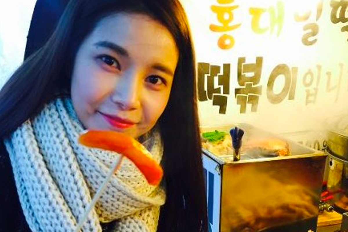 韓國街邊食品炸年糕展示於高熱量警告下