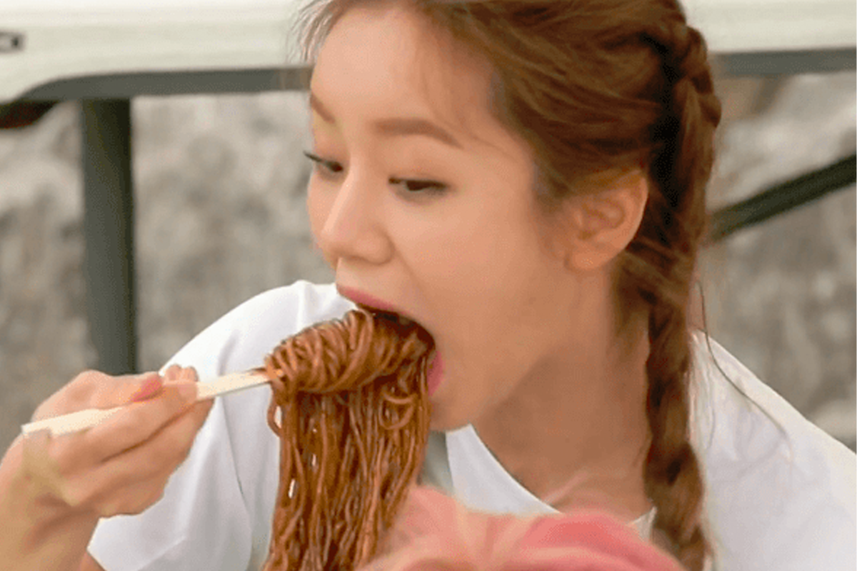 美味韓國炸醬麵居家享用場景