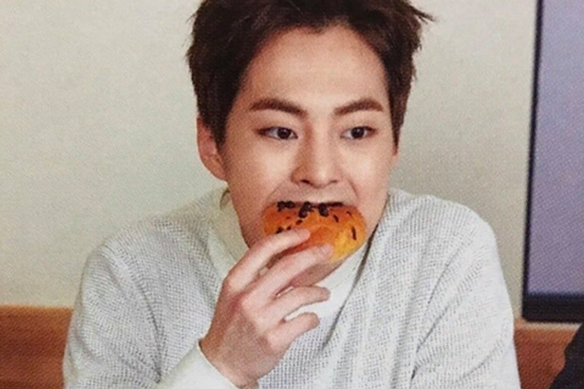 韓國特色麵包盛裝於木桌上，搭配歐式早晨氛圍