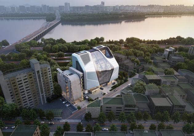 ソウル市の風景をバックに全景が見渡せるYG新社屋。周囲の緑と建物が調和している。