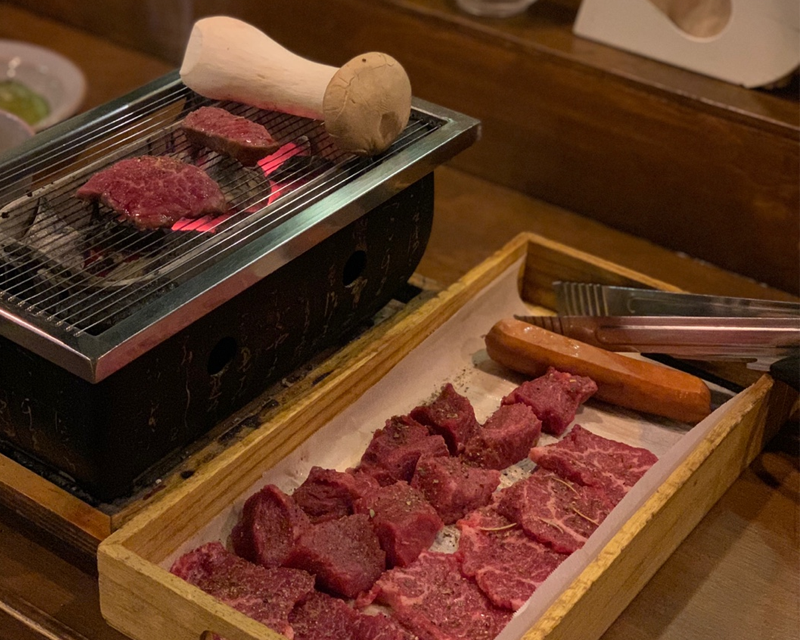 準備燒烤的優質牛肉,搭配各式配菜,讓人垂涎三尺的燒製過程。