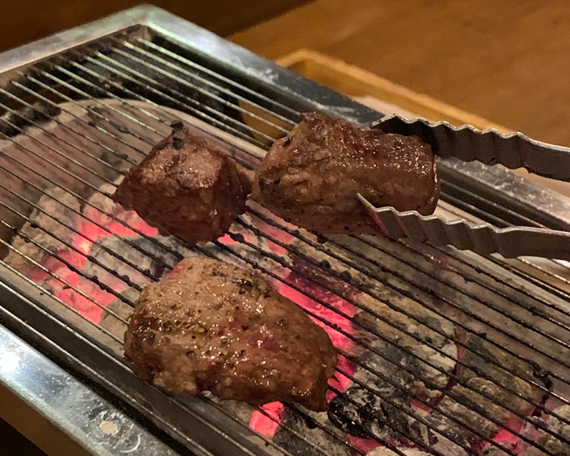 烤架上誘人的牛肉,肉汁滿溢,成功釋放濃鬱美味,誘人食慾。