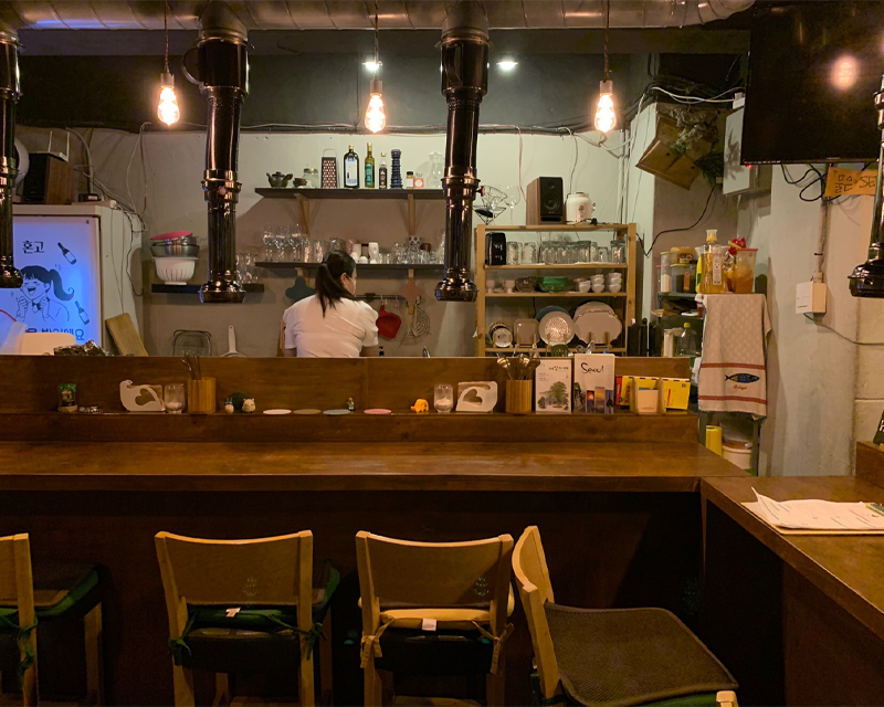 餐廳裡的櫃枱區域,環境温馨舒適,適合單人用餐的燒肉店。