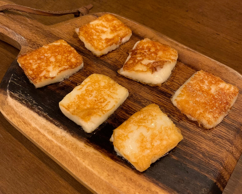 精緻烹調的烤芝士,呈現金黃色澤,吸引人食慾的開胃菜。