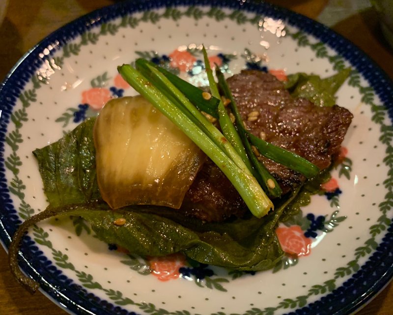 以紫蘇葉包裹的美味燒肉,伴隨新鮮的葱和醃製洋葱,幸福的味道。