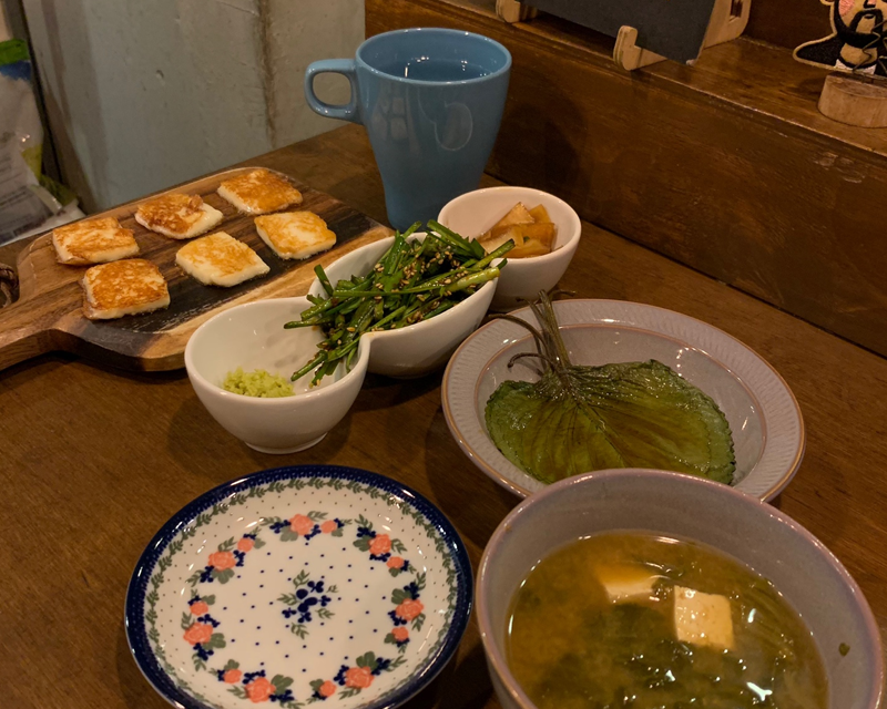 上桌的韓式配菜,烤好的芝士是亮點,充滿地道的韓國風味。