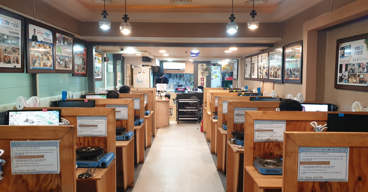 홍콩 독고진 1인 식당 내부 모습 - 개인 식사 공간이 마련된 한국 전통 음식점 풍경