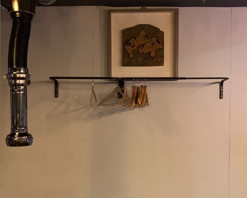 餐廳內設置的衣物區域,顧客可輕鬆存放隨身物品,友好的服務設施。