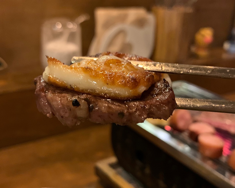 將芝士與牛肉一同享用,口感豐富,是不可錯過的完美搭配。