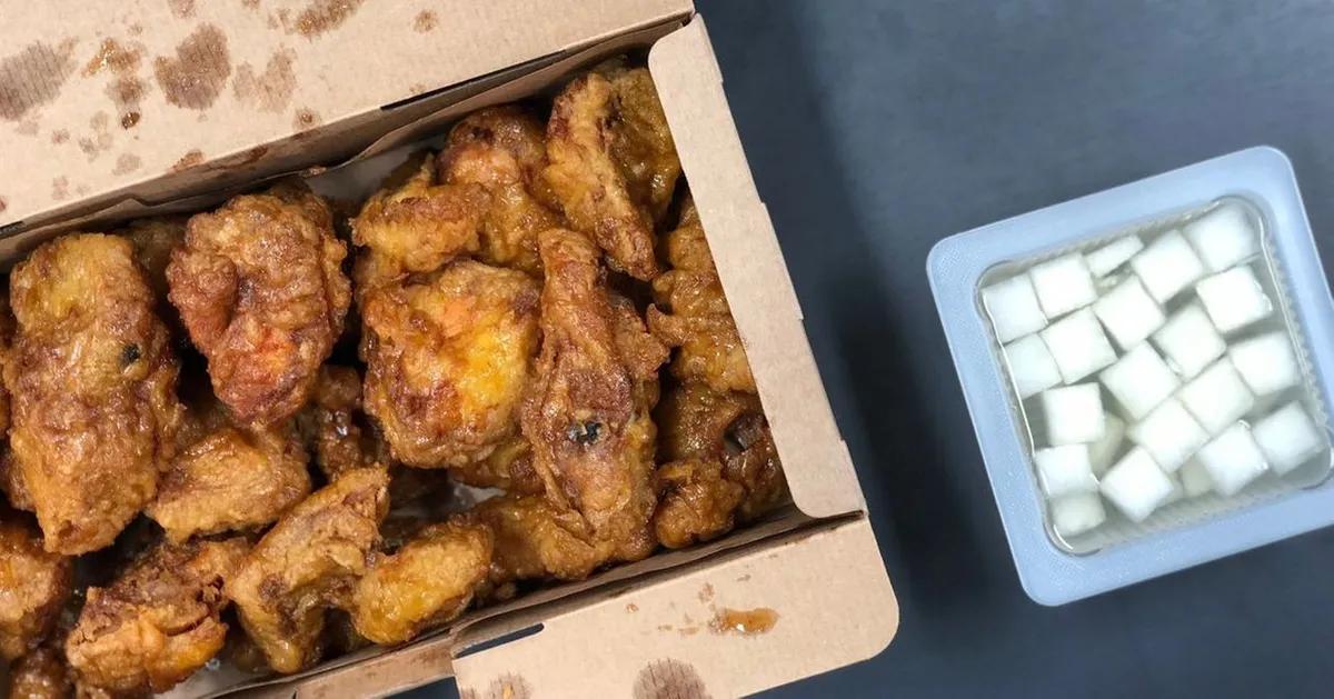 คนที่กำลังทานไก่ทอดอยู่ในบรรยากาศภายในร้านอาหารกันอย่างเอร็ดอร่อย