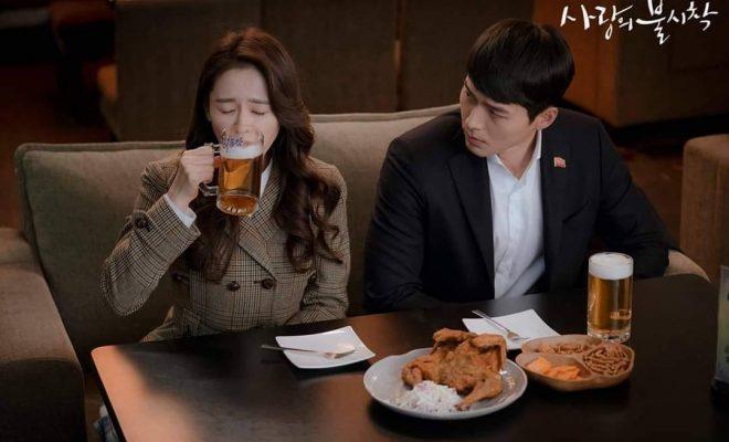 ไก่ทอดเกาหลีพร้อมเบียร์และของทานเล่นที่เสิร์ฟบนโต๊ะในร้านอาหารเกาหลีบรรยากาศเป็นทางการ