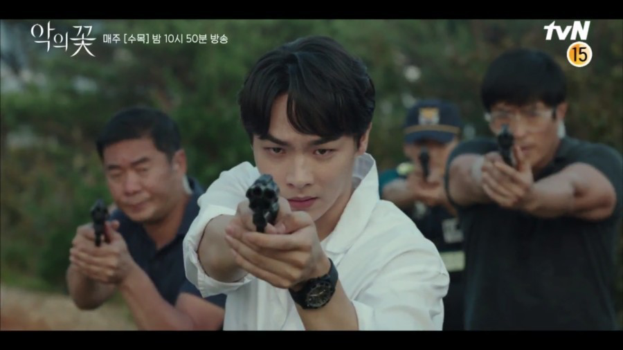 在强光下，演员金秀午进行激烈的枪战拍摄，展现出紧张刺激的场面。