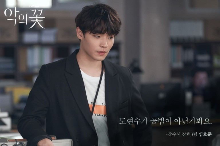 在《恶之花》拍摄中，金秀午展现出作为警察角色的坚定姿态，让人感受到剧中严谨的氛围。