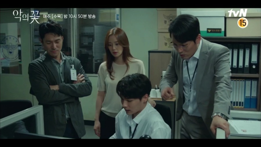 在重案组三位同事之间的讨论，剧照展示了《恶之花》中复杂的人物关系与紧张的工作氛围。