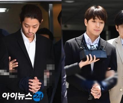 歌手チョン・ジュニョンと元FTISLANDのメンバーチェ・ジョンフンが裁判所に入る姿。手を縛られた彼らが裁判所の入口へ向かって歩いている。