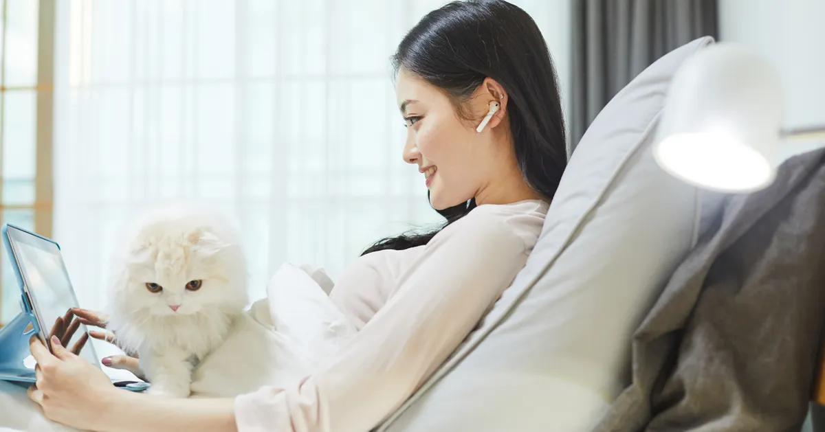 韩式居家环境中，人与宠物和谐相处的场景，突显居家生活的温馨。