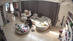 ห้องนั่งเล่นที่มีโซฟาหลายตัวและตุ๊กตาหมีขนาดใหญ่พร้อมสิ่งของต่างๆ วางอยู่บนโต๊ะในบ้านที่เกาหลี