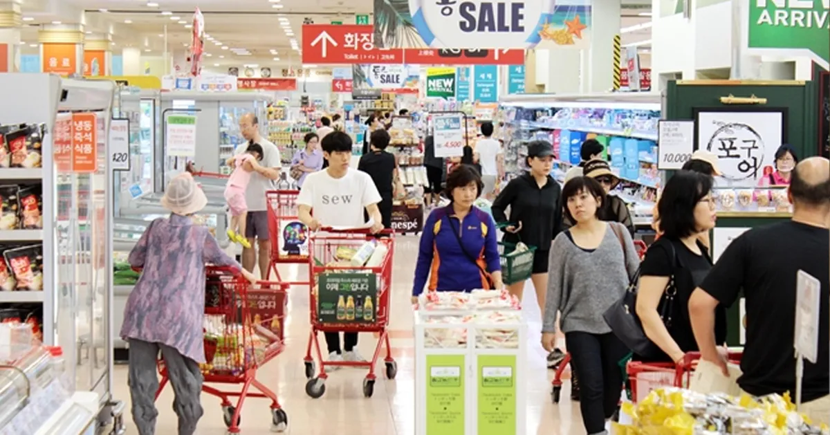 教堂里的信徒在祈祷，表现出韩国部分人的宗教信仰活动。