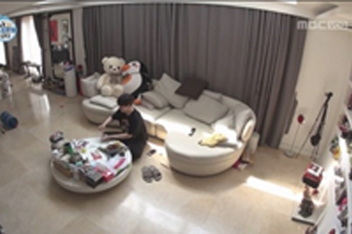 坐滿玩偶的韓國客廳內景，感受到家居佈置的獨特中西合璧風格