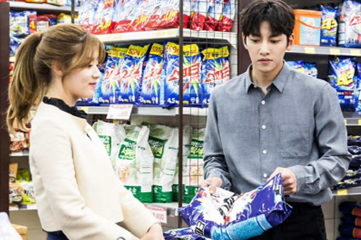 韓國超市內的購物場景，展示顧客與店員在購物中的互動。