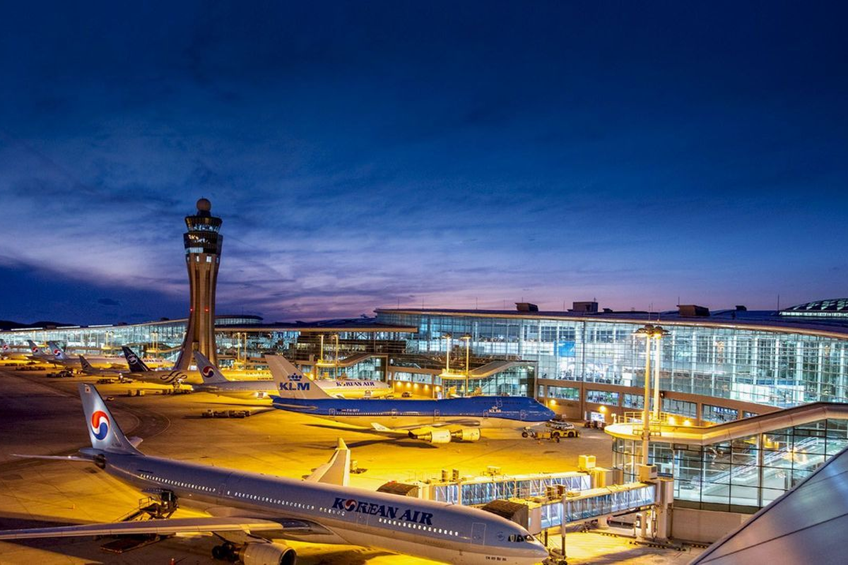 韓國機場的夜景照片，展示旅客在夜間航班中的動態與美麗的機場建築。