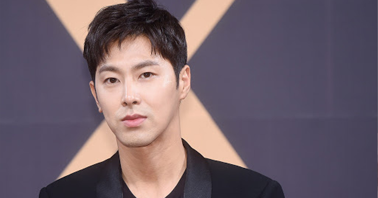 韓國演藝圈的著名人物在活動中展示自己的風采，人物肖像呈現獨特的個人風格。