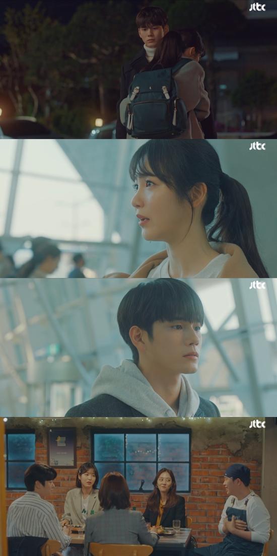 JTBCドラマ『場合の数』の撮影シーンで、主要キャラクターたちがカジュアルな席に集まり、テーブルを囲んでいる様子。彼らはコージーなインテリアのカフェで、それぞれの前に飲み物が置かれている。