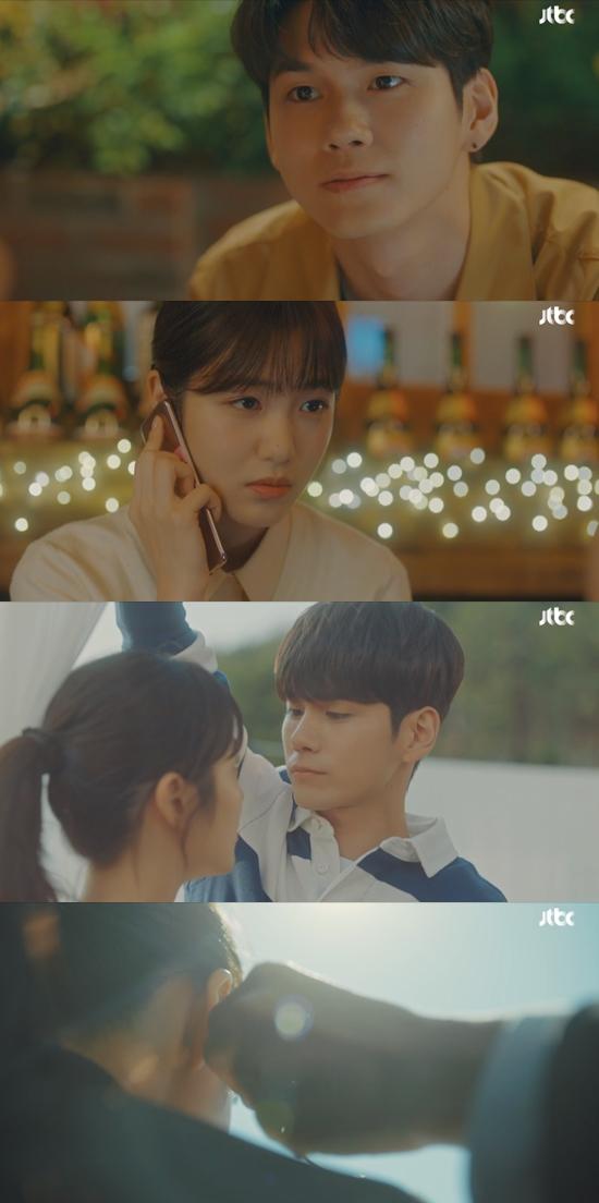 ドラマ『場合の数』のシーンで、ロマンチックな雰囲気に仕上がったカフェの中、二人のキャラクターが見つめ合っている様子。バックグラウンドには、温かい色のライティングが施された瓶が並べられている。