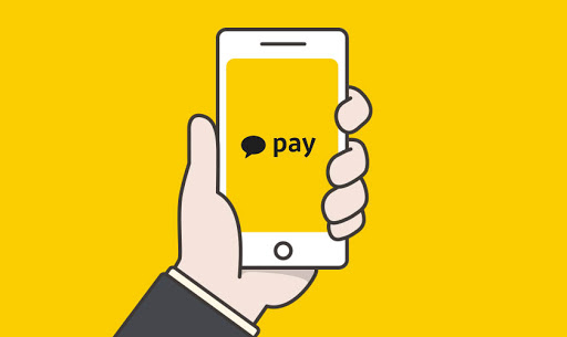 카카오페이로 스마트폰에서 간편하게 송금을 하는 일러스트 이미지.