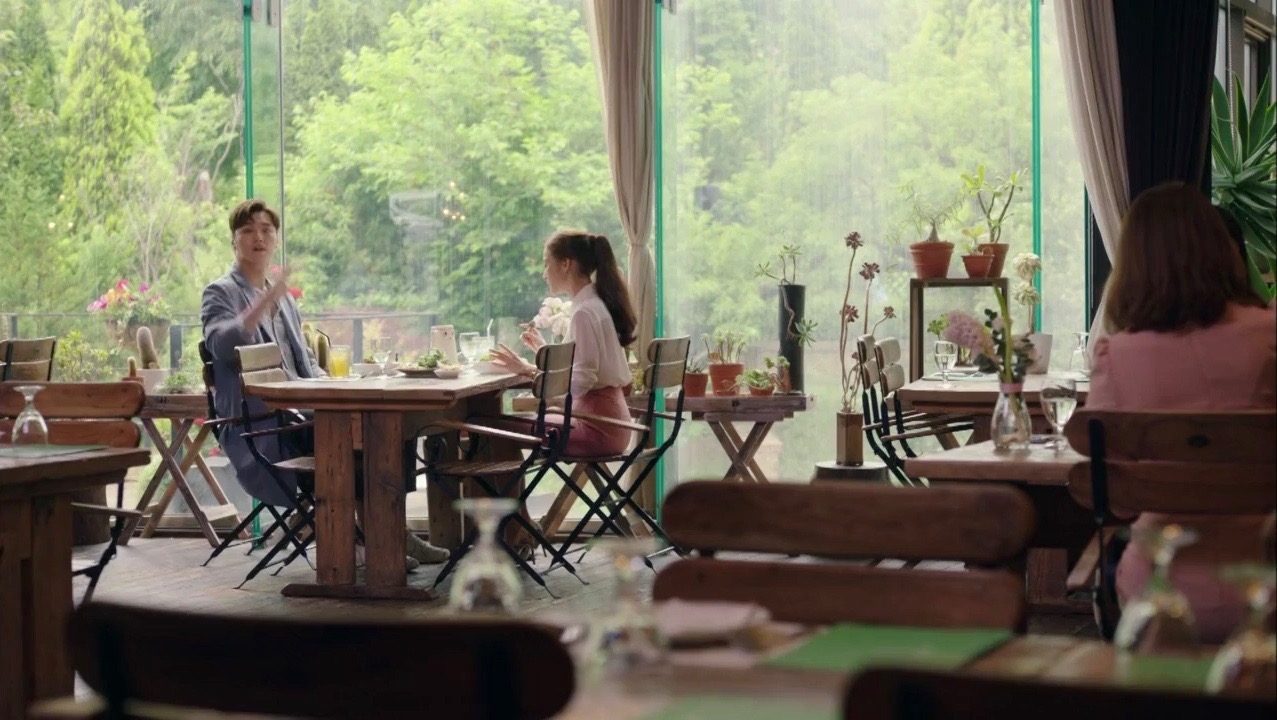 한국에서 남성이 데이트 비용을 부담하는 상황.