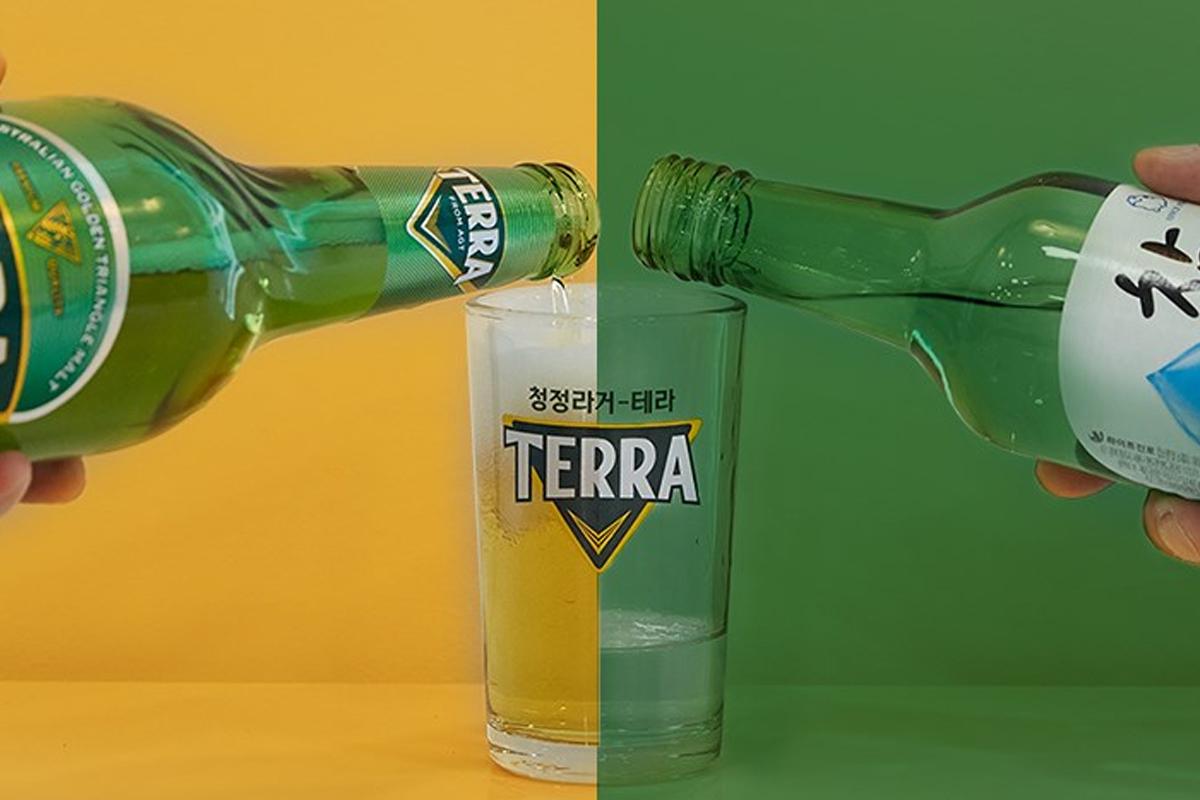 韓國燒酒和清啤酒的組合介紹，圖中顯示一瓶青色的燒酒和一瓶Terra啤酒正倒入玻璃杯內，形成著名的飲品 '燒啤'，背景為黃色和綠色兩半。